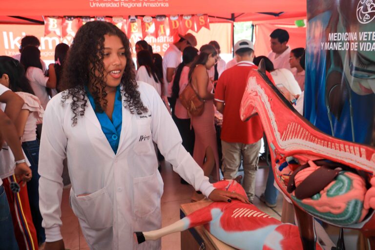 FERIA-ACEDÉMICA-Y-DE-EMPRENDIMIENTOS-IKIAM-11-AÑOS-(12-de-49)