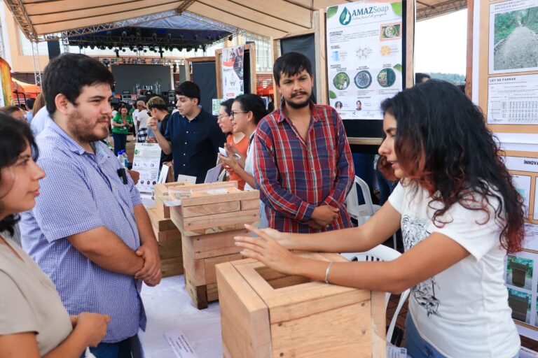 FERIA-ACEDÉMICA-Y-DE-EMPRENDIMIENTOS-IKIAM-11-AÑOS-(32-de-49)