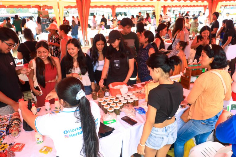 FERIA-ACEDÉMICA-Y-DE-EMPRENDIMIENTOS-IKIAM-11-AÑOS-(42-de-49)