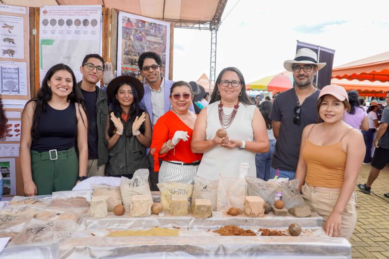 FERIA-ACEDÉMICA-Y-DE-EMPRENDIMIENTOS-IKIAM-11-AÑOS-(6-de-31)