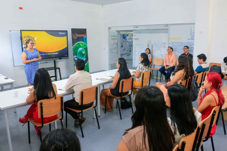 Ikiam-Emprende---Construyendo-Tu-Camino-Empresarial-(12-de-24)